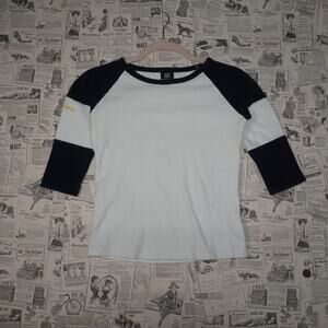 10 - Vintage Y2K Billabong T-Shirts propped fit sleeve